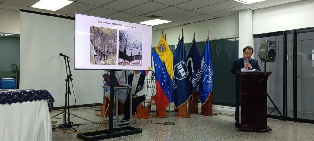 Embajador de Corea Chung Hanuk dando su ponencia en Aragua